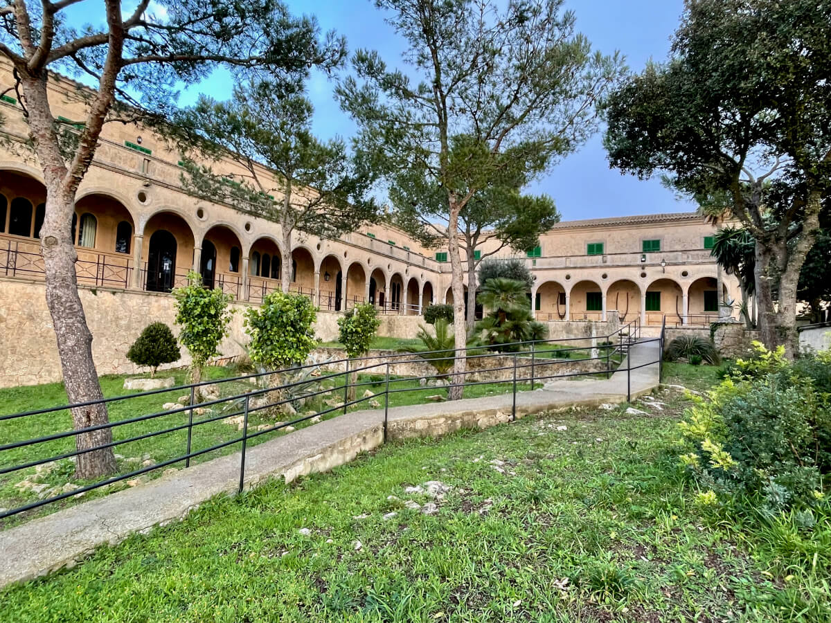 Klostergarten mit grünem Rasen