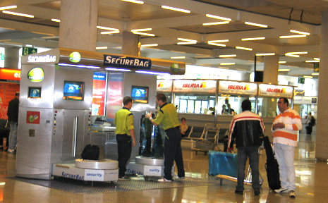 Station zur Gepäckversiegelung am Flughafen