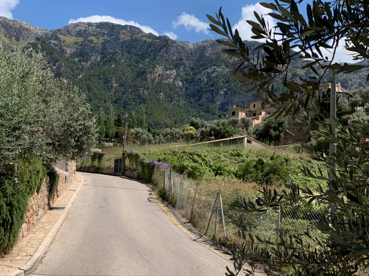 Kleine Straße zum Wandern bei Deía