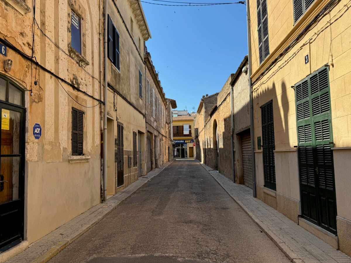 Leere Straße in Sa Pobla