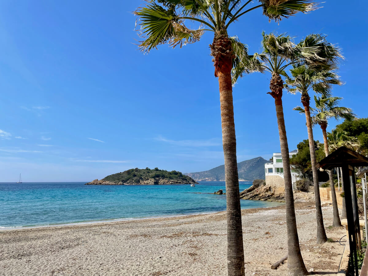 Leerer Strand von Sant Elm