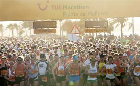 Menschenmenge auf den Straßen von Palma de Mallorca beim Marathon