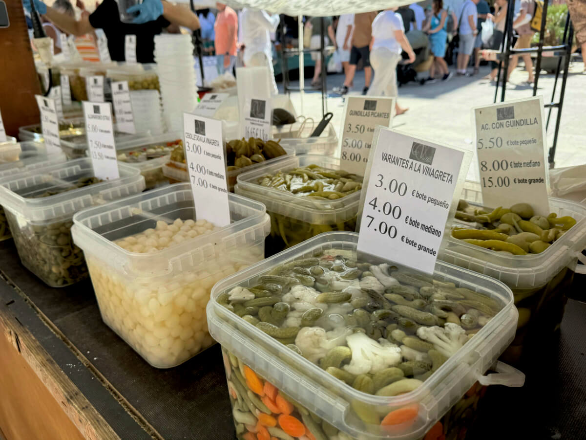 Marktstand auf Mallorca mit Oliven