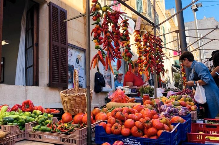 Marktstand in Santanyí mit frischen Pepperoni und Obst