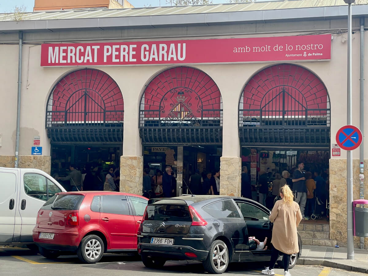 Die Pere Garau Markhalle von außen