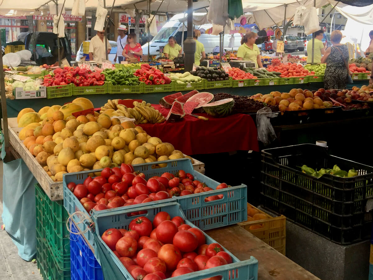 Obst und Gemüse auf Marktstand