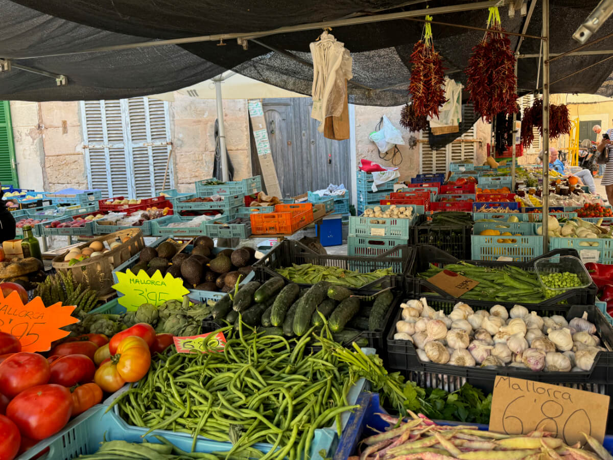 Marktstand mit Gemüse auf dem Markt von Sineu