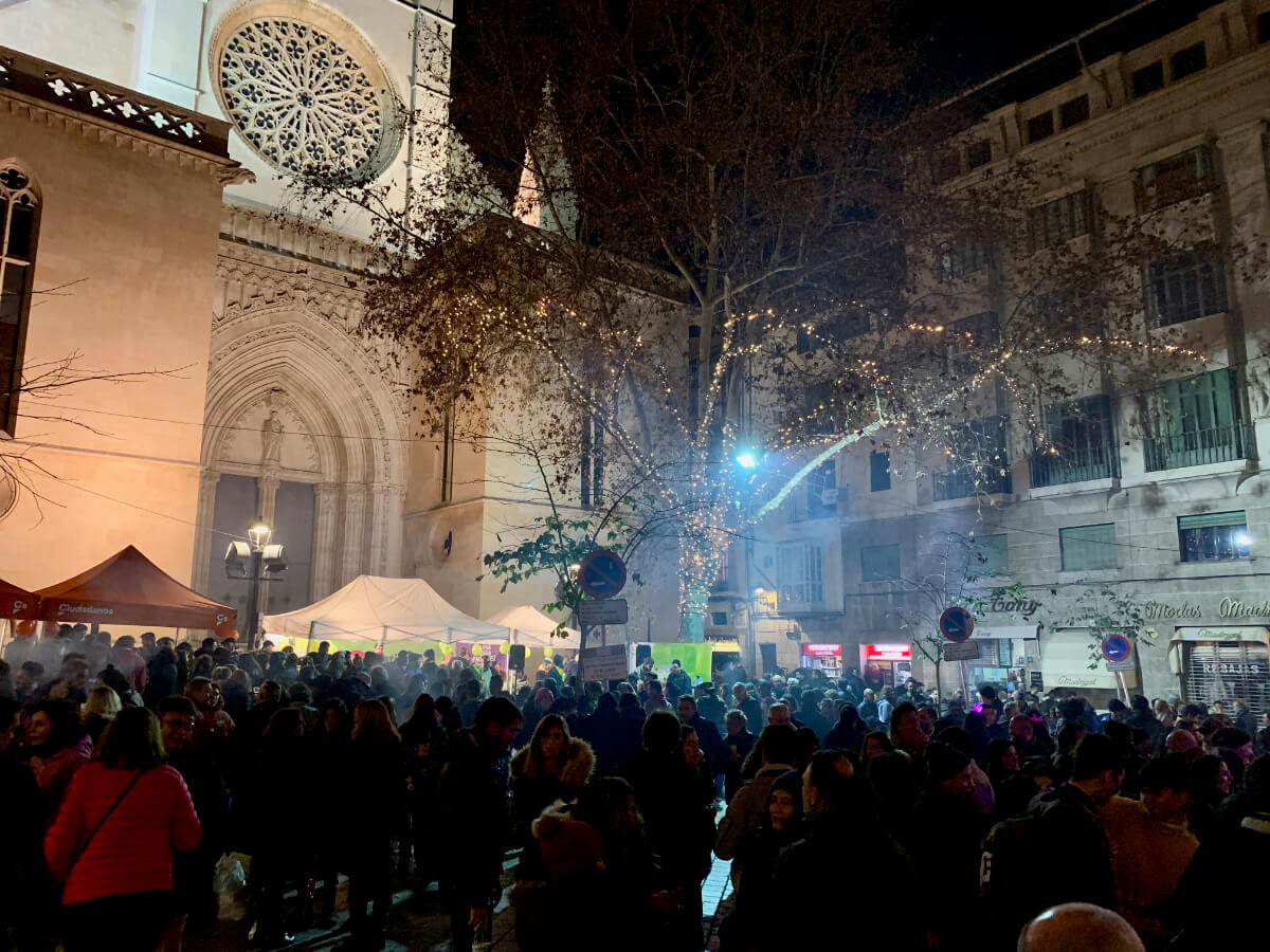 Menschenmassen feiern Sant Sebastian vor Kirche