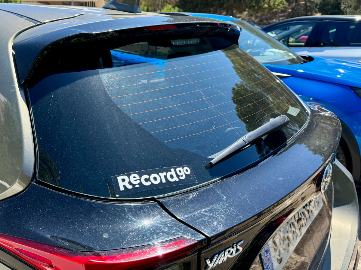 Schwarzer Mietwagen des Anbieters Record