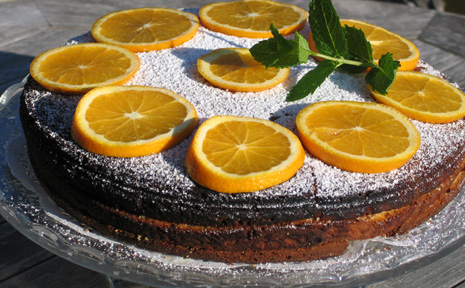 Leckerer Orangen-Zitronenkuchen mit Scheiben dekoriert