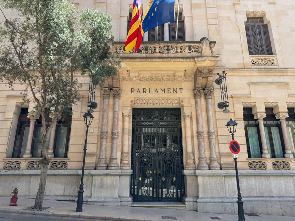 Eingang zum Parlament von Palma de Mallorca