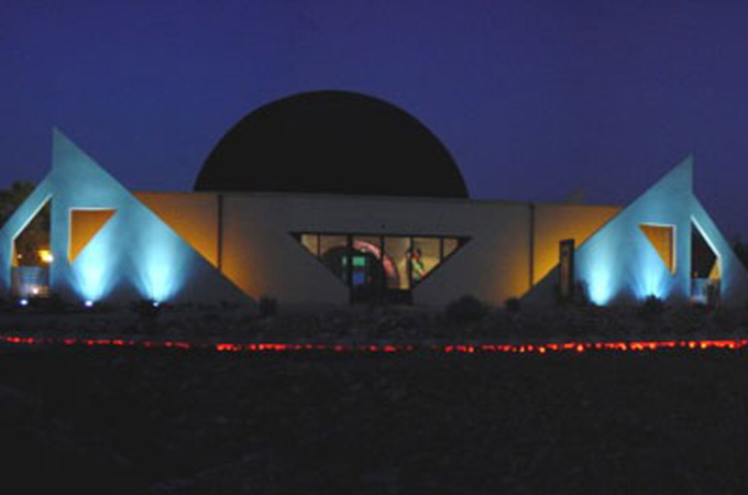 Beleuchtetes Planetarium in Costix auf Mallorca