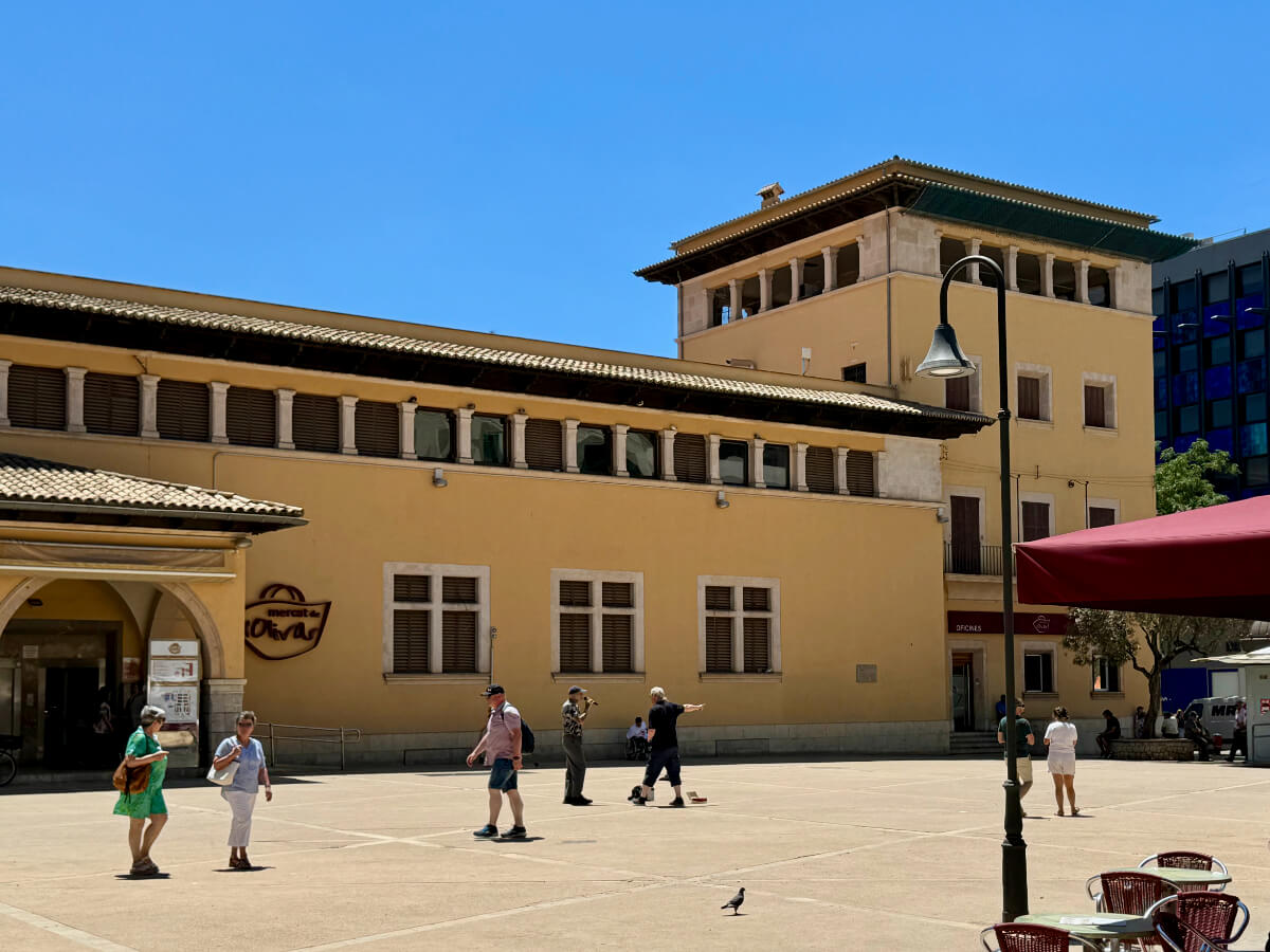 Das Gebäude und der Platz vom Mercat Olivar