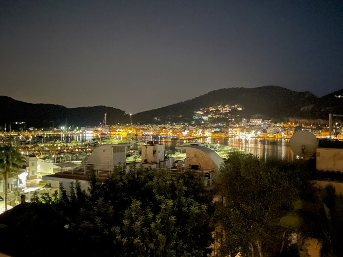 Blick auf den Hafen von Port d Andratx bei Nacht