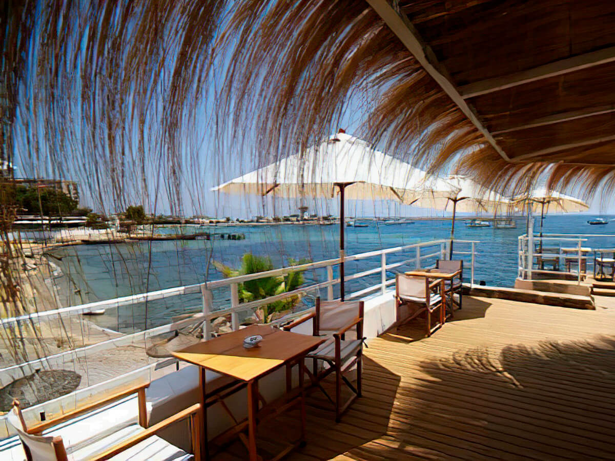 Terrasse im Puro Beach Club in Can Pastille mit Blick aufs Meer