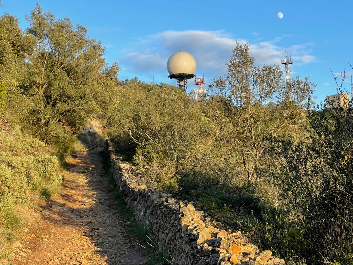 Die Radaranlagen hinter Wanderweg