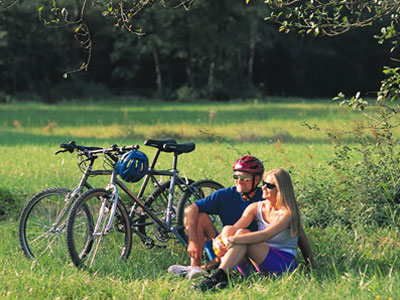 Paar macht gemütlich eine Pause vom Radfahren