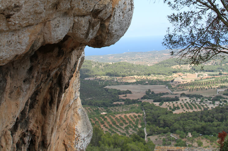 Ausblick auf Landschaft und Meer auf Mallorca