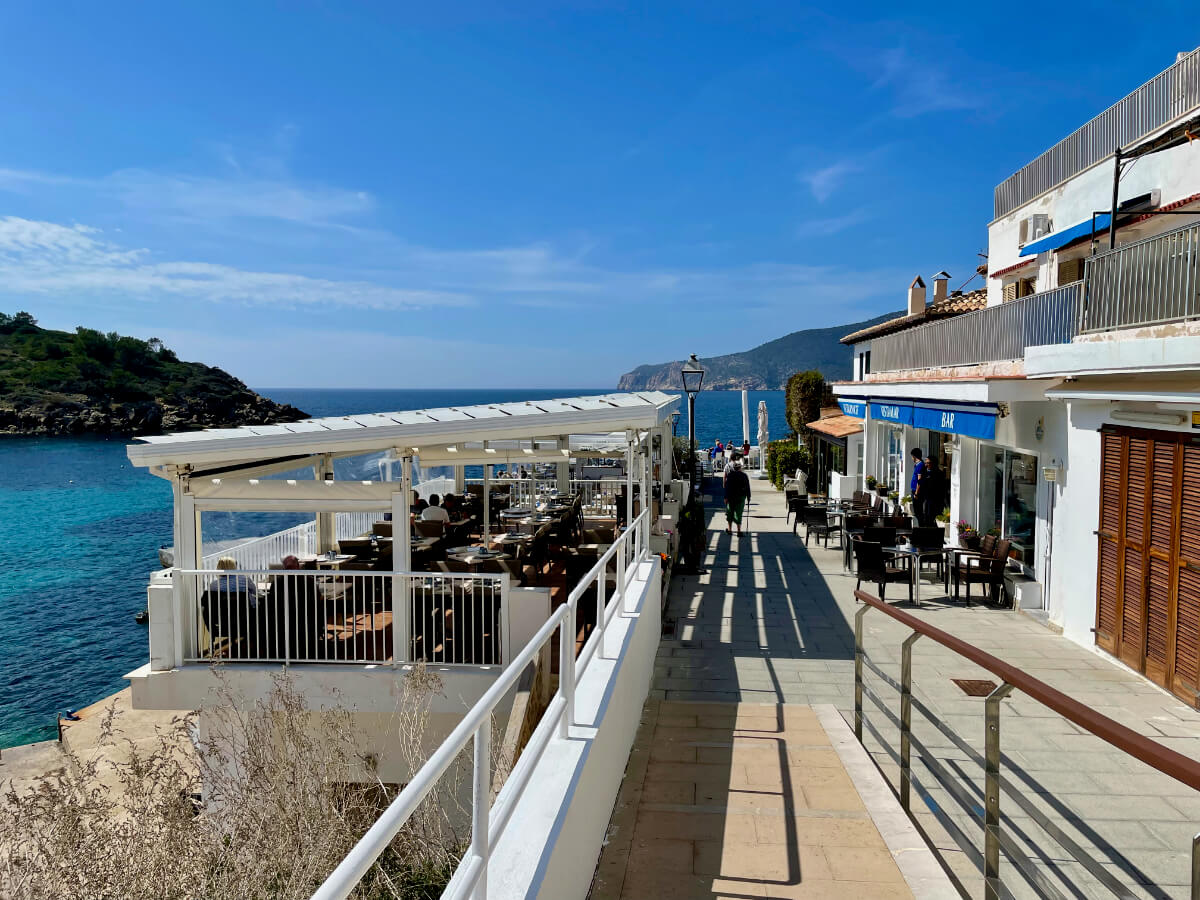 Restaurant Raor mit Blick aufs Meer