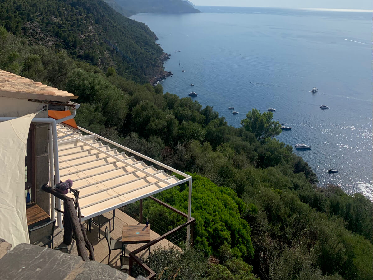 Die Terrasse vom Restaurant Sa Foradada