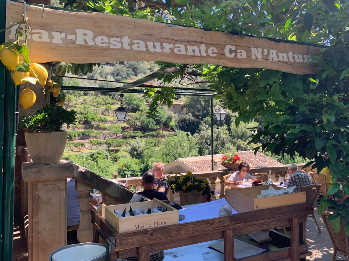 Blick auf die Terrasse vom Restaurante Ca'n Antuna