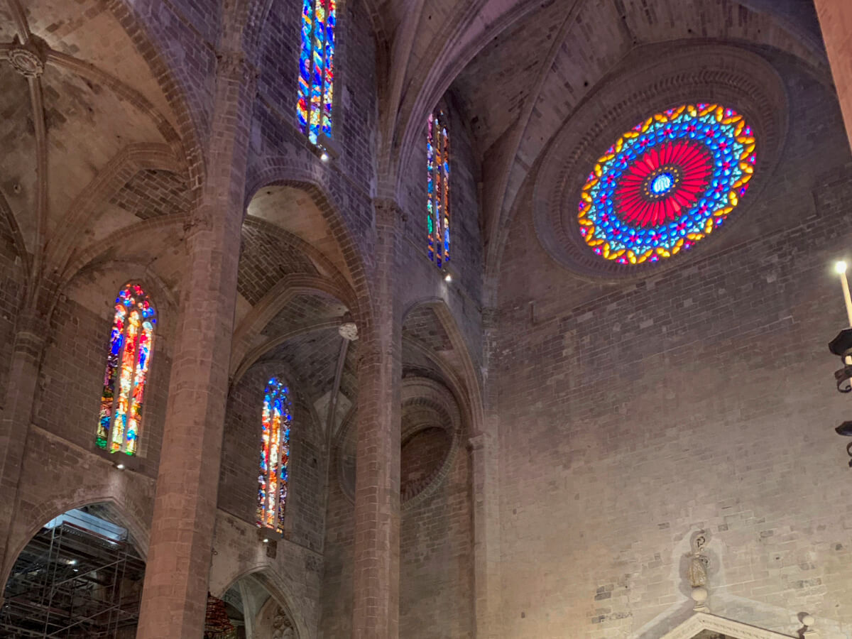 Rosette leuchtet in der Kathedrale