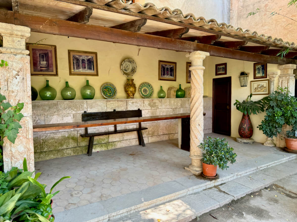 Schöne Pergola in den arabischen Gärten