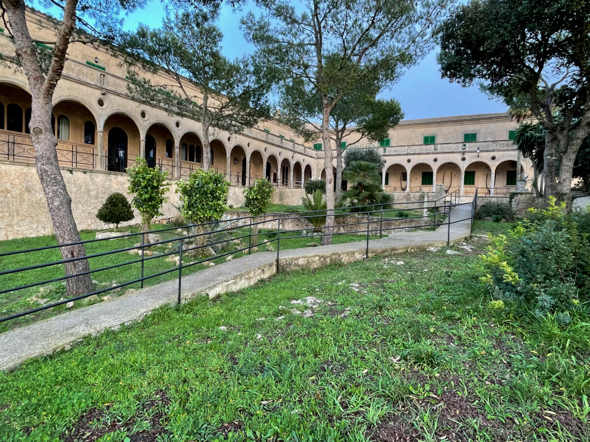 Der Garten vom Kloster Santuari de Nostra Senyora de Cura