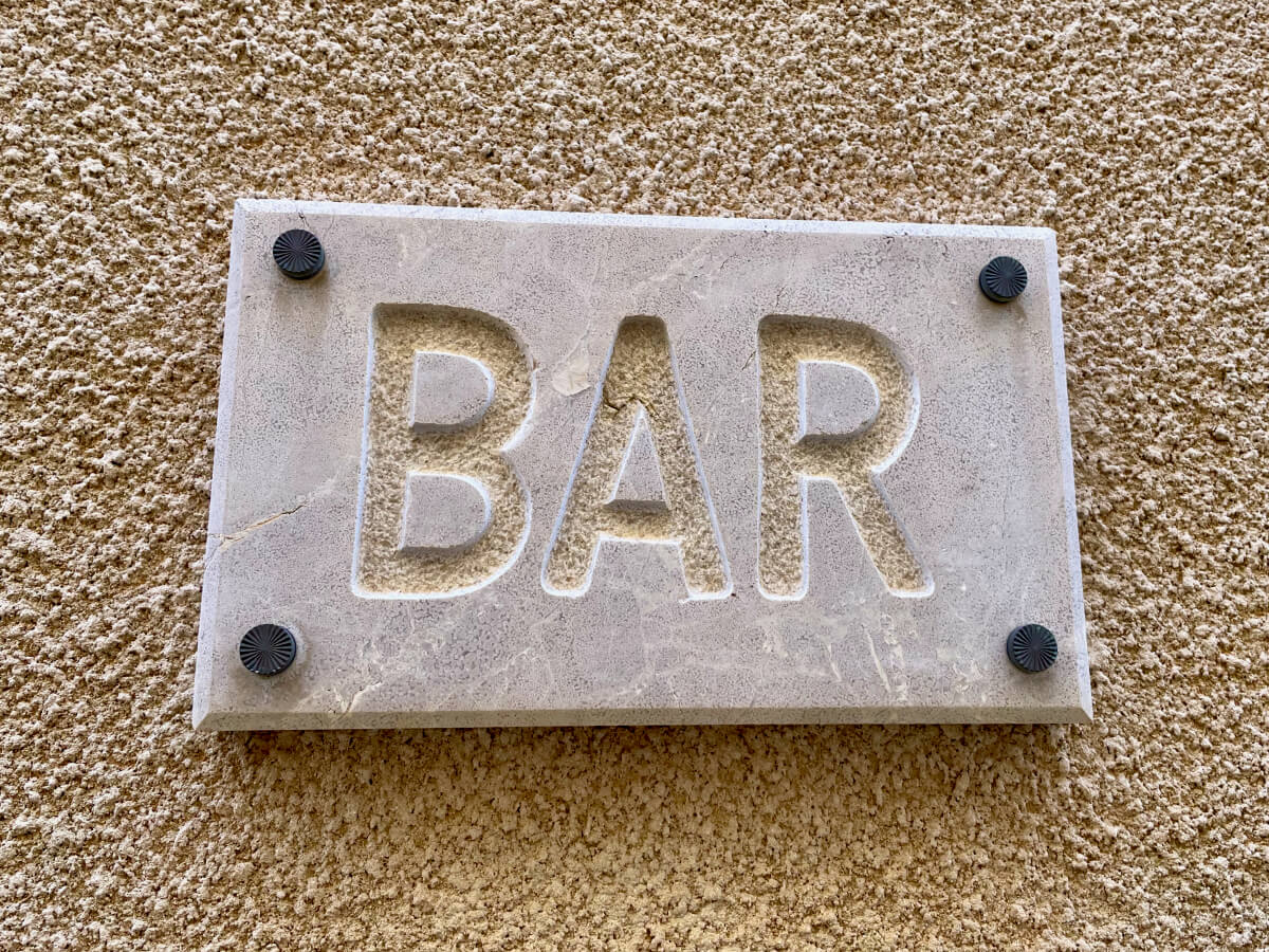 Dekorativs Bar Schild an Hauswand