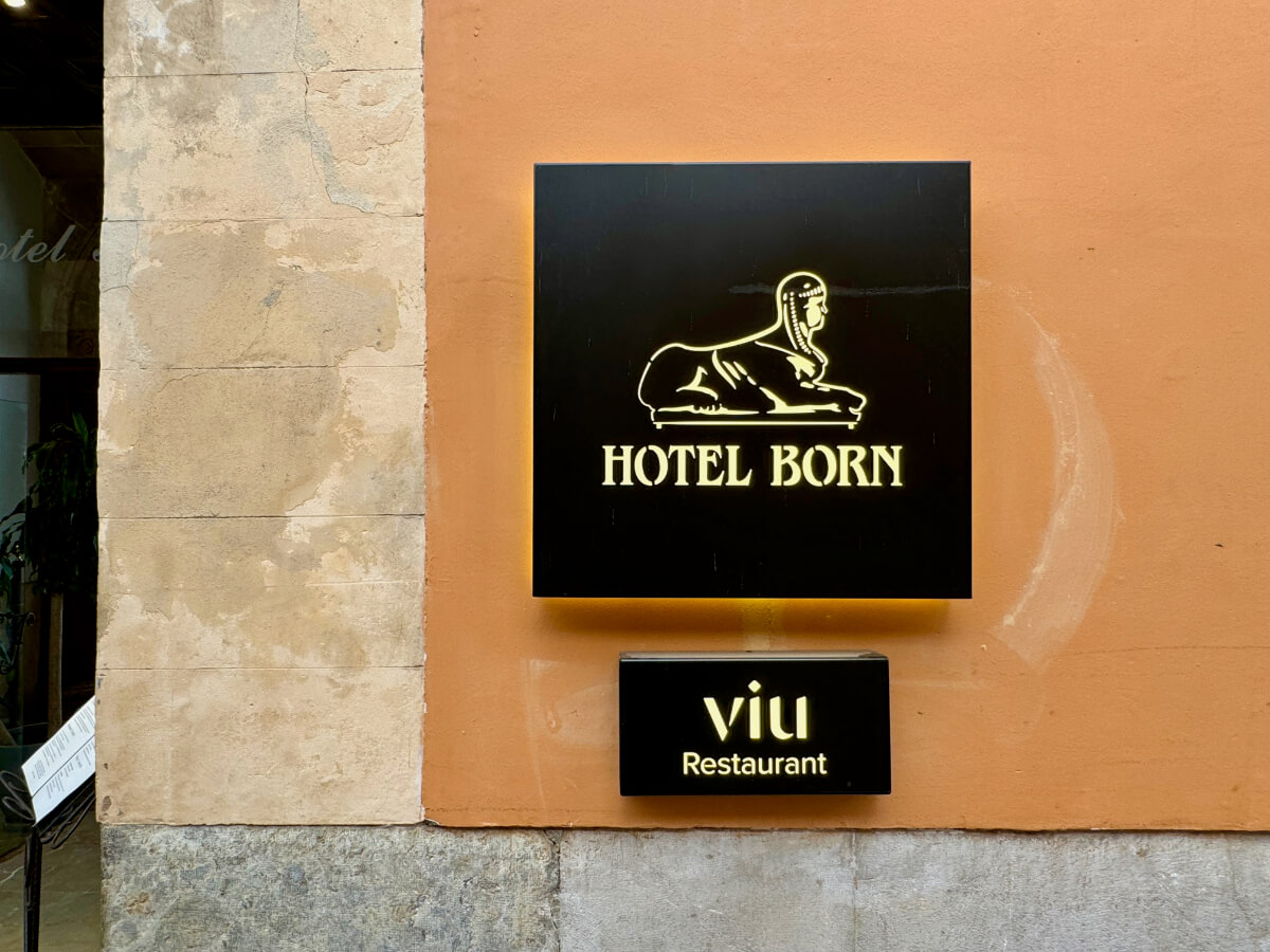 Schild vom Hotel Born