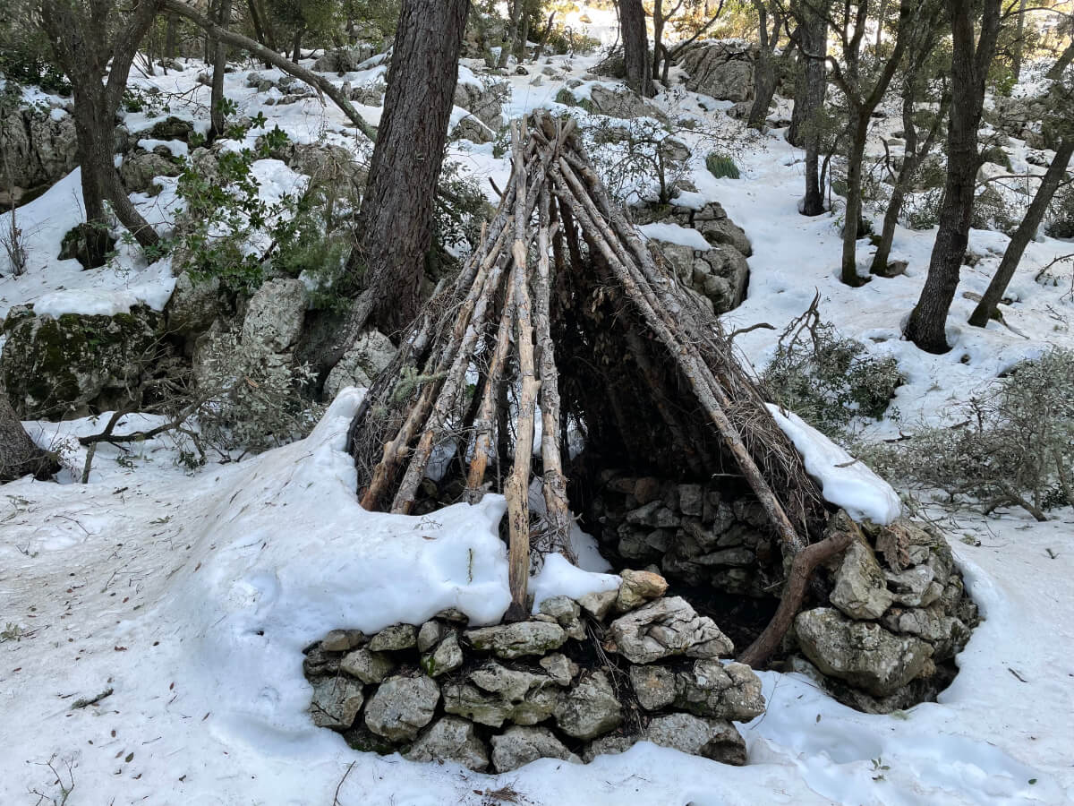 Kleiner Unterstand im Schnee