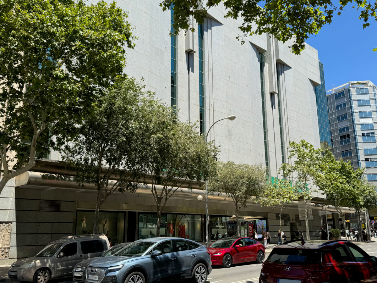 Seitenansicht vom El Corte Inglés in der Calle Aragon