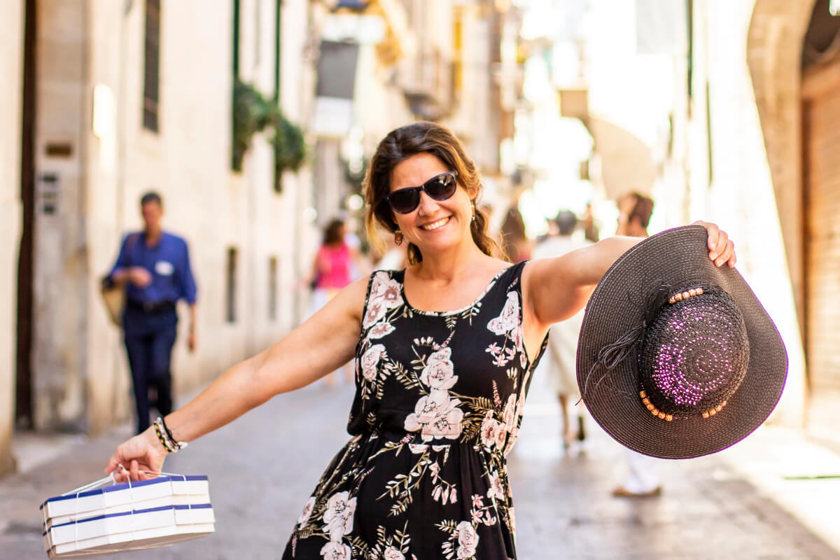 Drei Frauen machen Selfie beim Shopping in einem Modegeschäft in Palma de Mallorca
