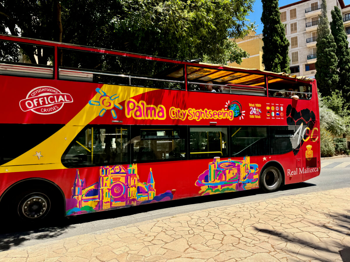 Open Air Doppeldecker-Bus macht Halt in den Straßen von Palma de Mallorca