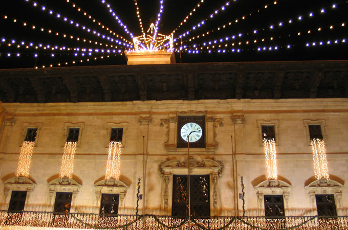 Der Rathausmarkt Plaza de Cort an Silvester mit noch eingeschalteter Weihnachtsbeleuchtung
