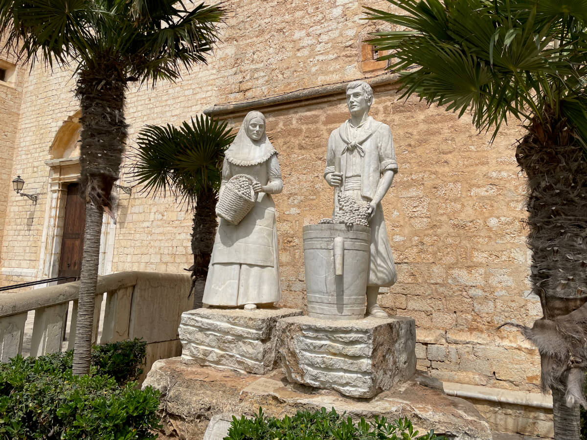 Zwei Skulpturen vor der Kirche von Binissalem