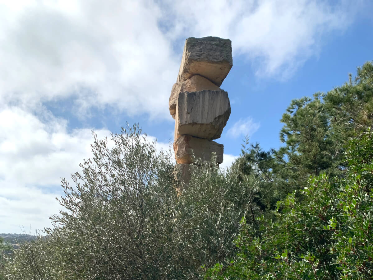 Skulptur auf dem Wanderweg