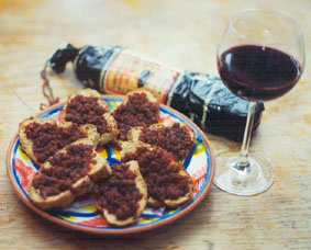 Sobrassada Snacks auf Teller und Glas Rotwein