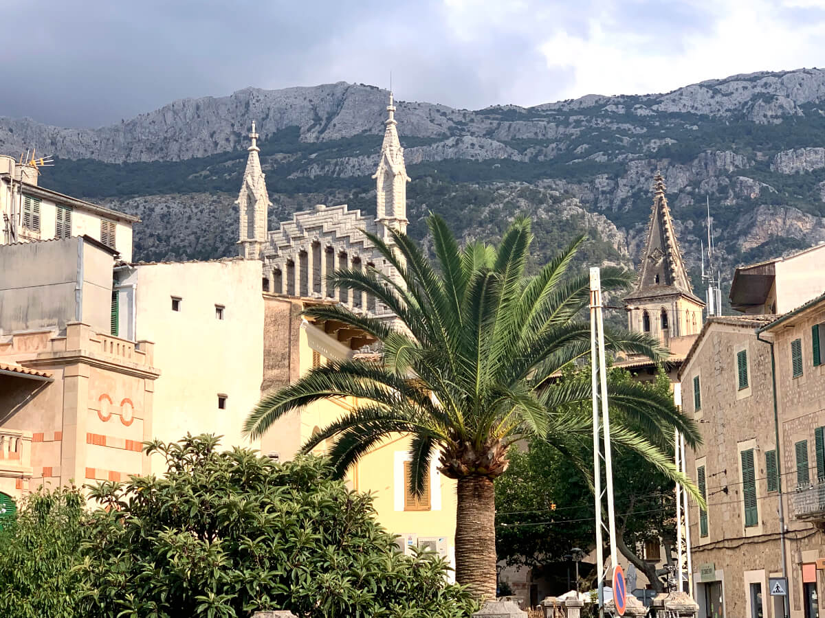 Kirche in Sóller vor Tramuntana Gebirge