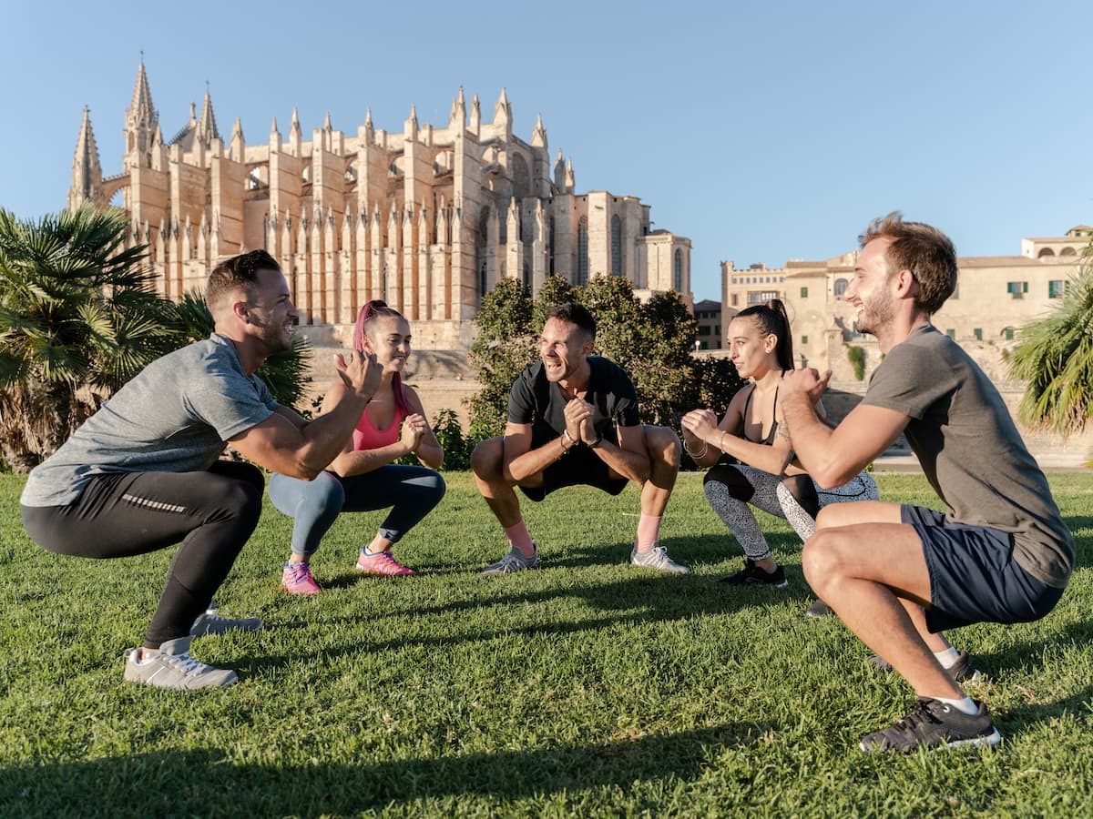 Eine Gruppe macht Sport vor der Kathedrale von Palma de Mallorca