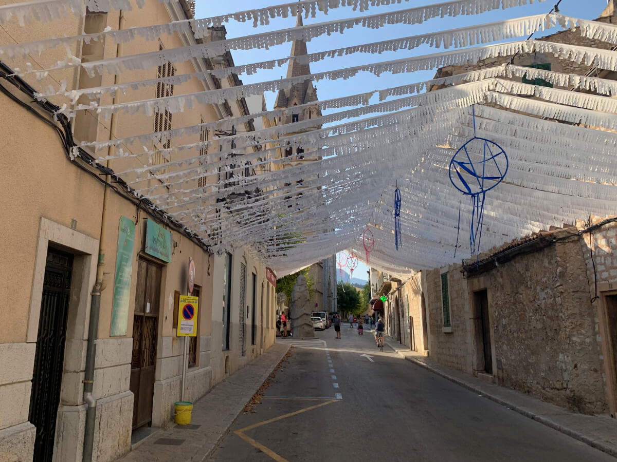 Geschmückte Straße auf Stadtfest in Binissalem