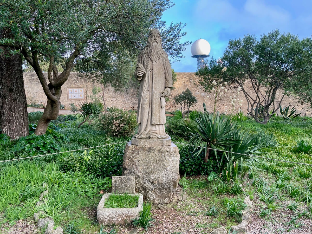 Statue von Roman Llull im Klostergarten