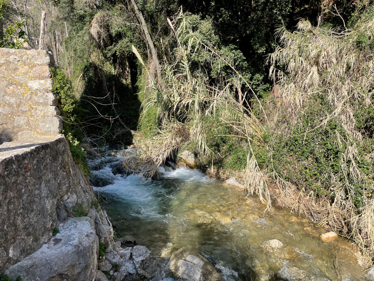 Sturzbach am Rande vom Dorf