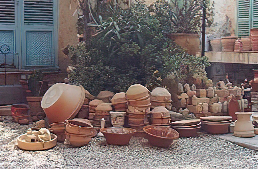 Keramikwaren auf Boden vor Töpfergeschäft