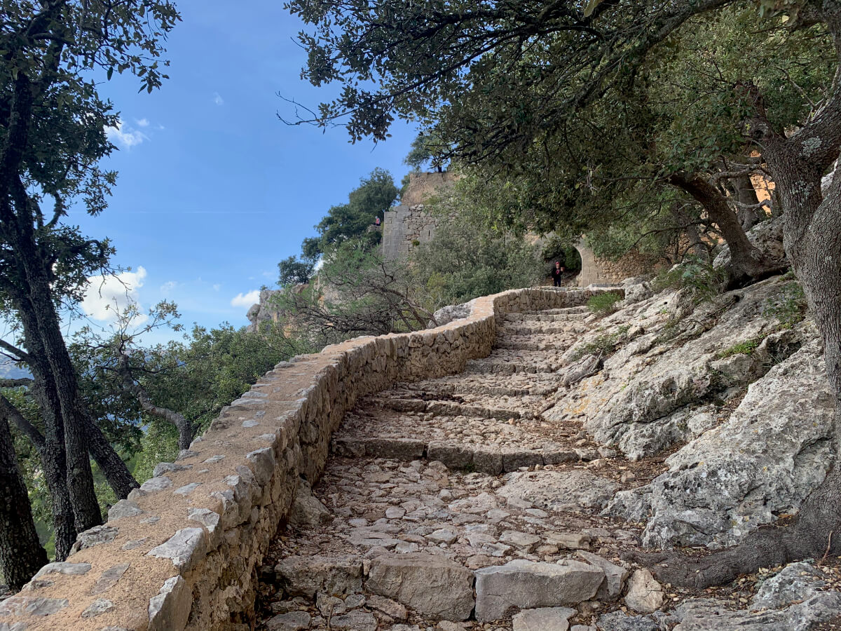 Treppen die zum Castell de Alaro führen