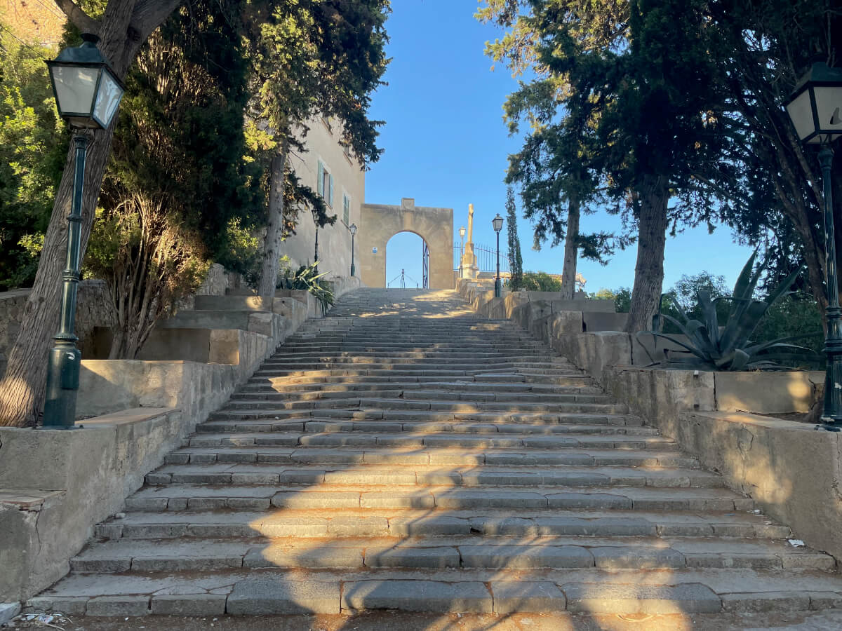 Treppe hinauf zum Santuari de Sant Salvador in Artà