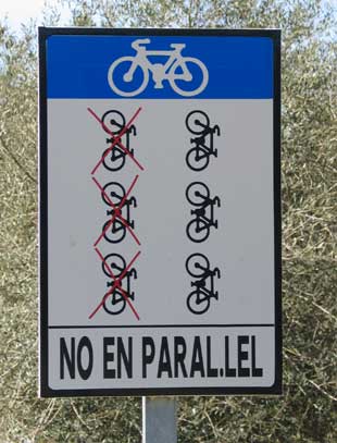 Verkehrszeichen für Radfahrer auf den Straßen von Mallorca