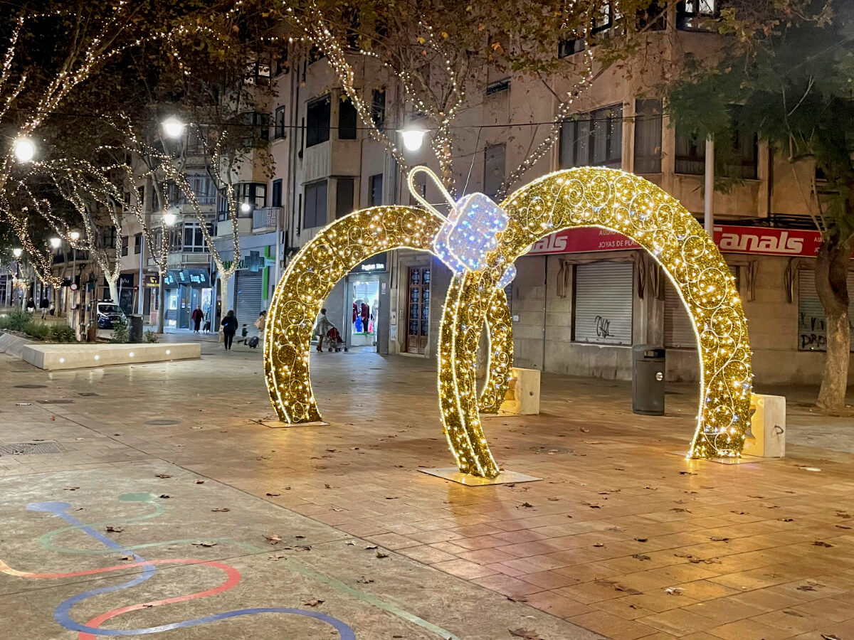 Weihnachtsdekoration in Pere Grau in der Fußgängerzone