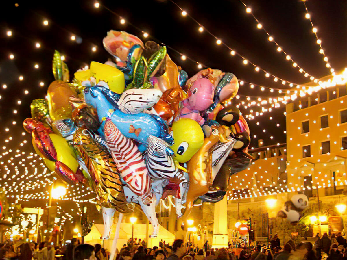 Luftballons auf dem Weihnachtsmarkt auf dem Plaza de España in Palma
