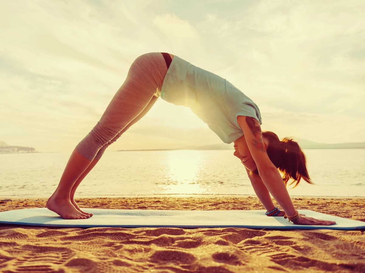Blonde Frau betreibt Yoga in der Natur auf Mallorca